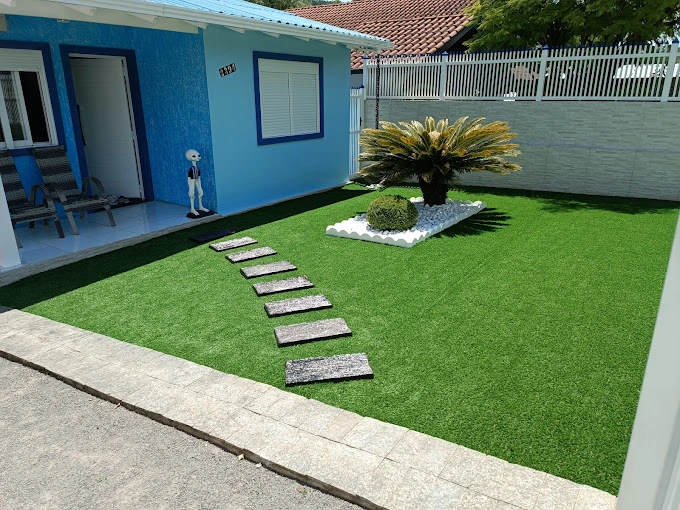 Decoração de evento com grama sintética