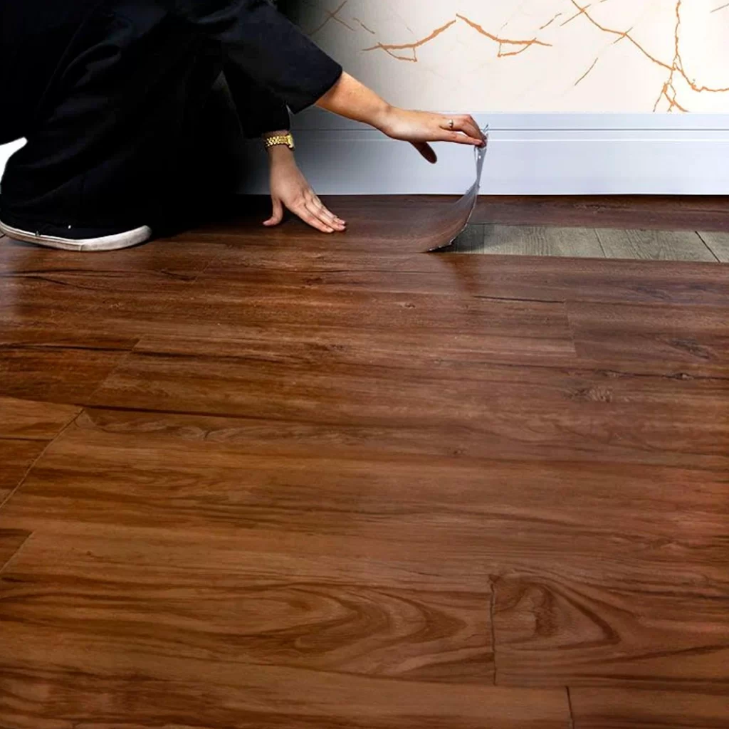 Sala com piso vinílico autocolante