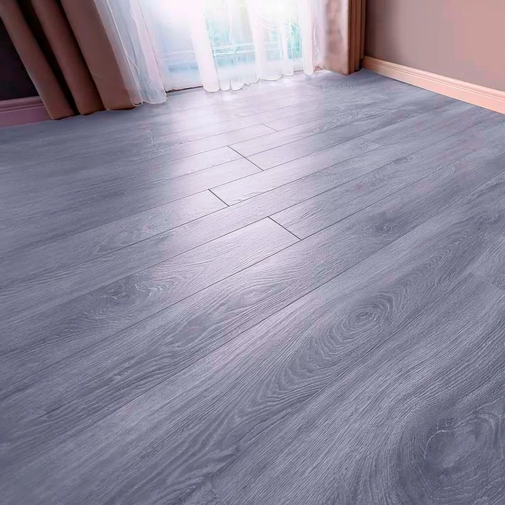 Acabamento de piso vinílico autocolante