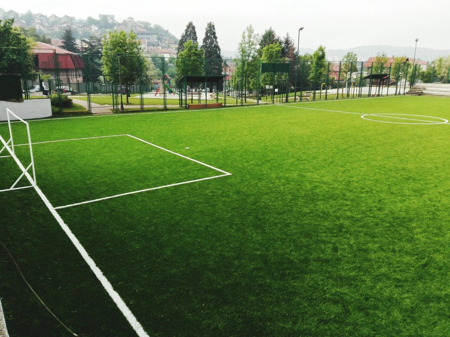 Campo de futebol society com grama sintética instalada