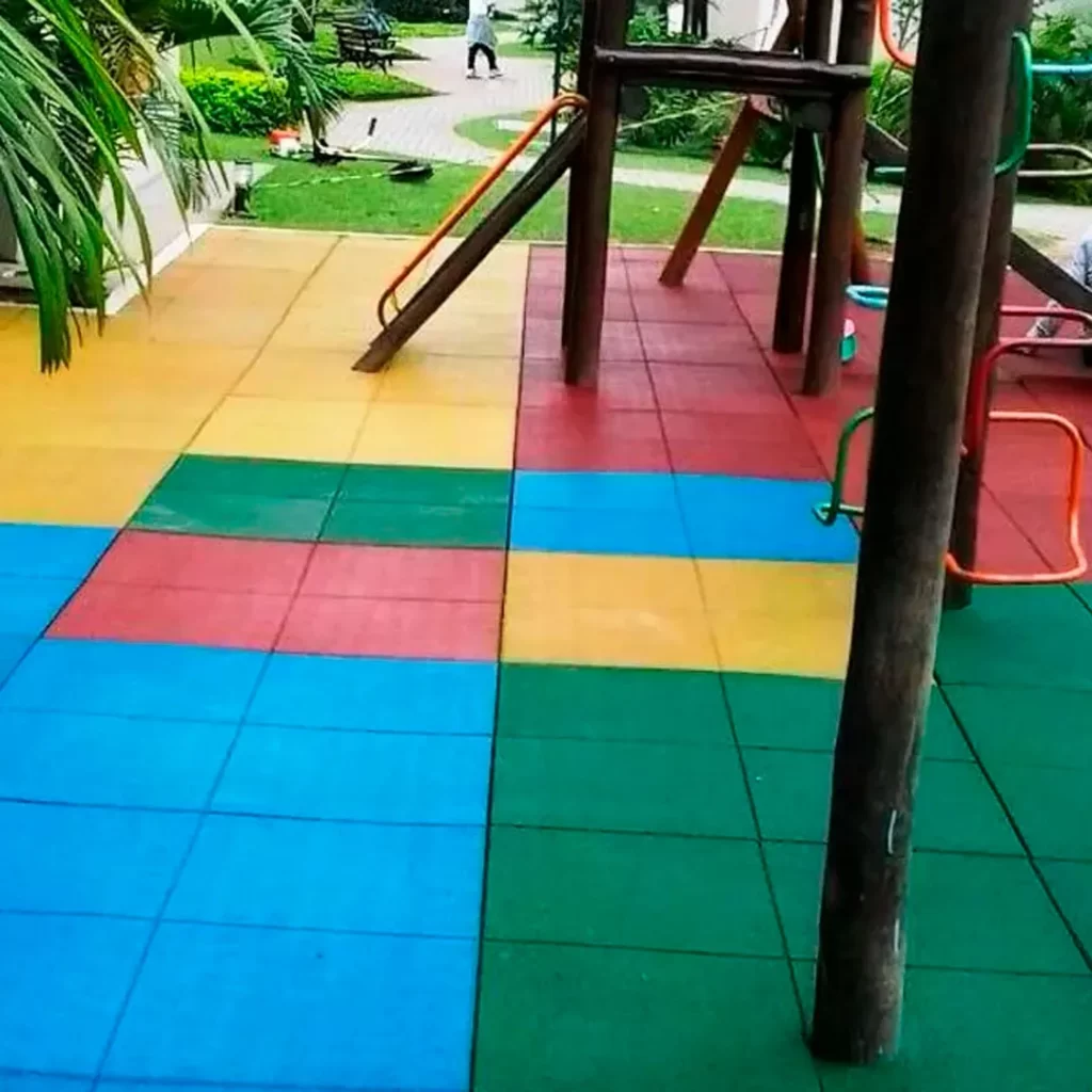 Playground com piso de borracha colorido