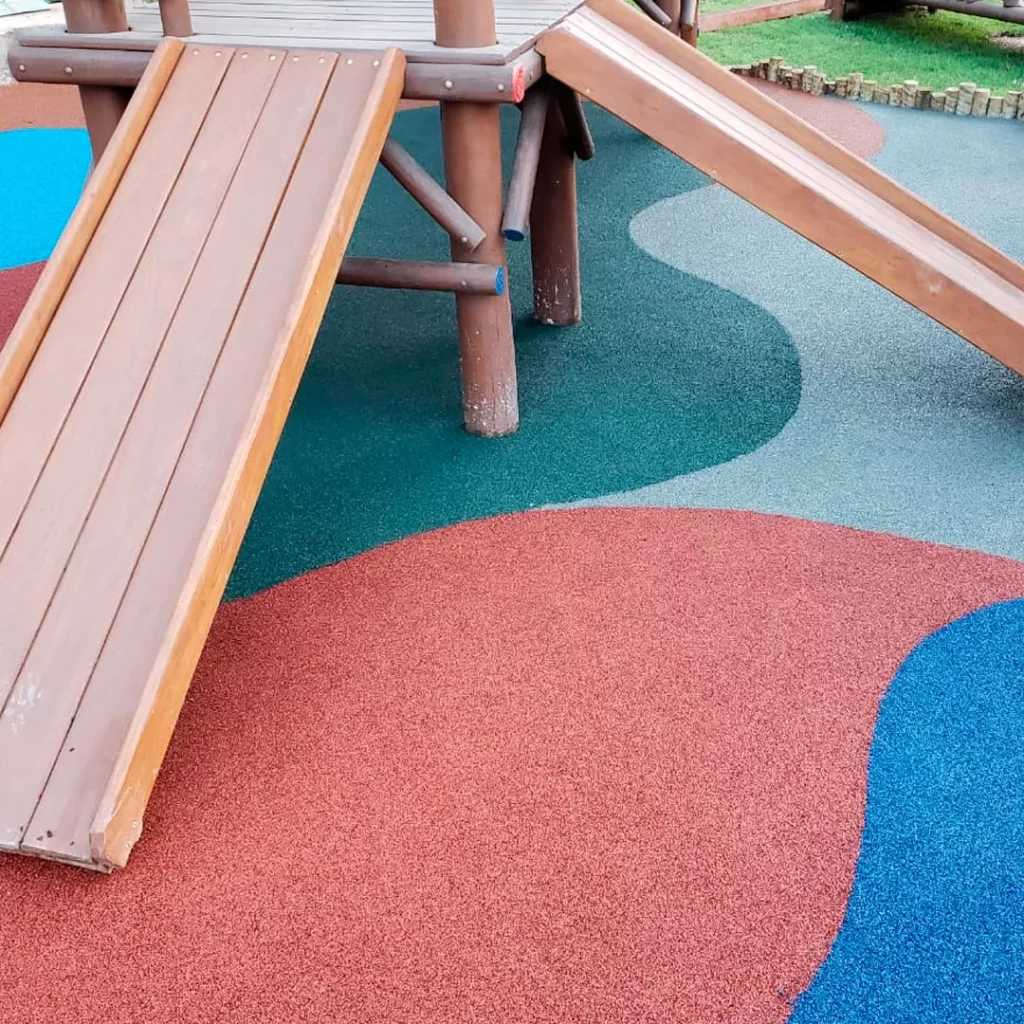 Playground com rampa e piso de borracha colorido