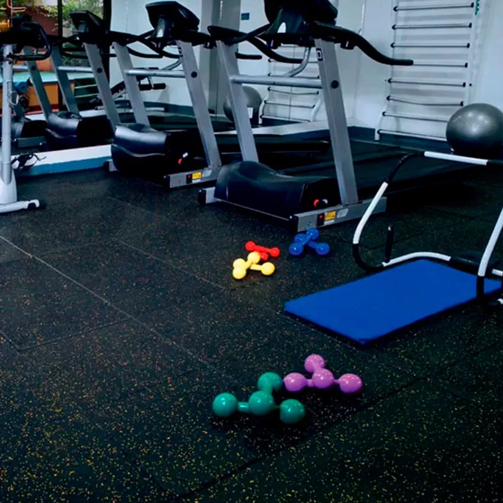 Academia com piso de borracha Pisobor e equipamentos