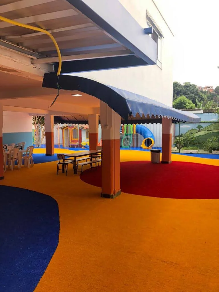 Espaço kids com piso colorido e seguro