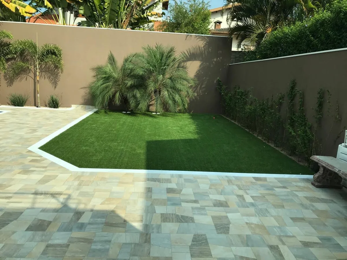 Jardim residencial paisagizado com grama sintética decorativa