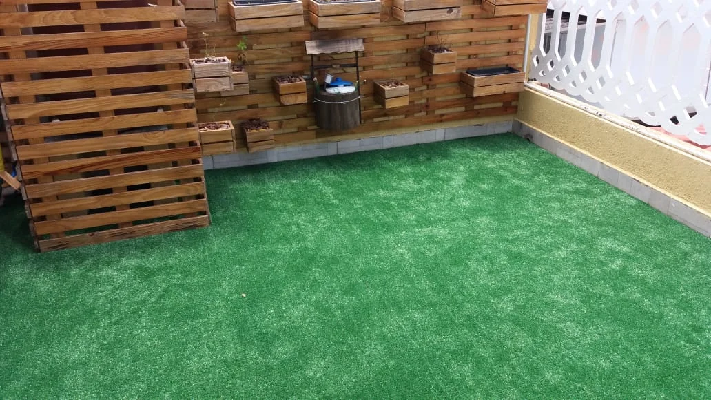 Deck e jardim com grama sintética decorativa