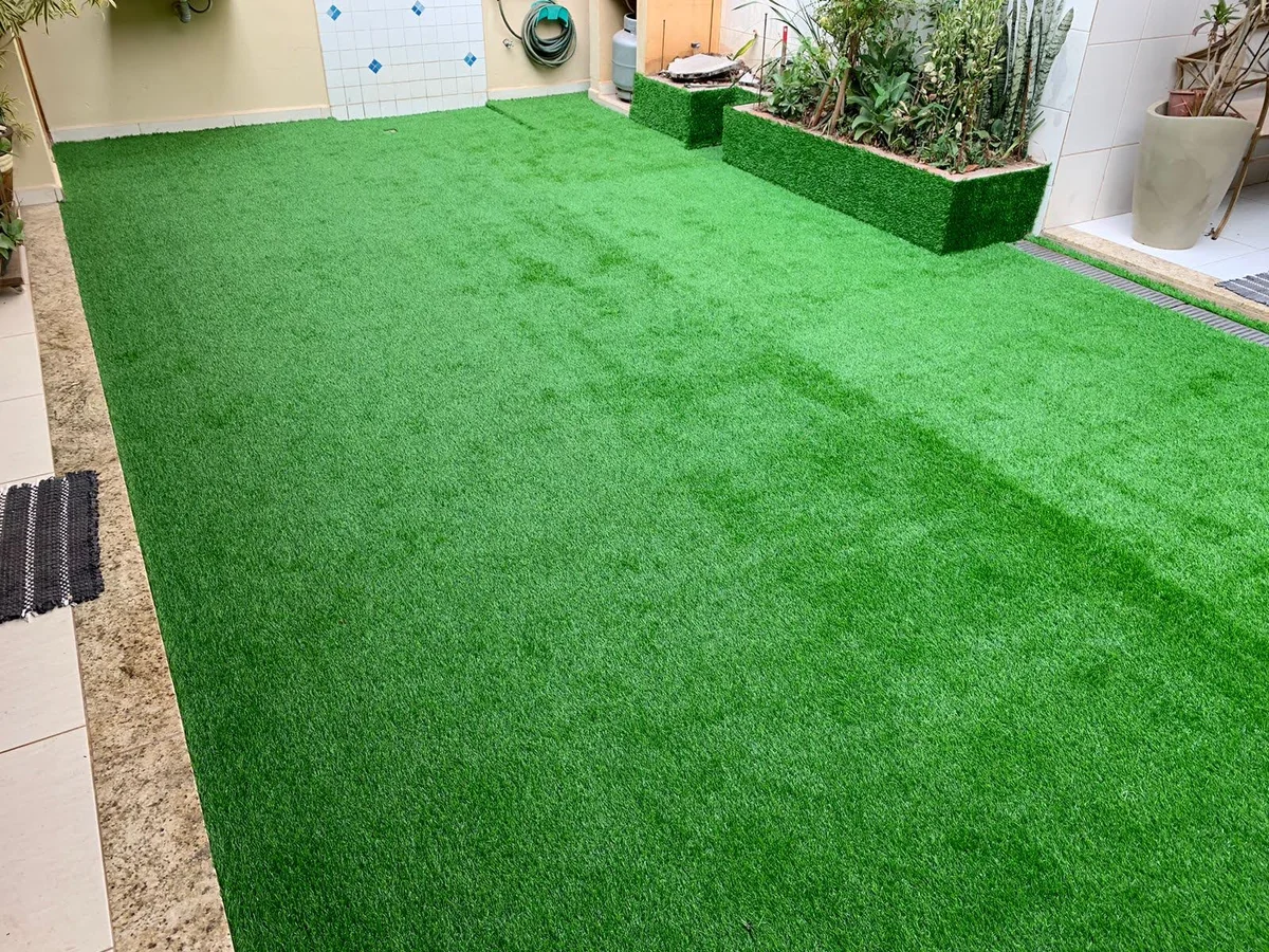 Piscina e jardim com grama sintética decorativa