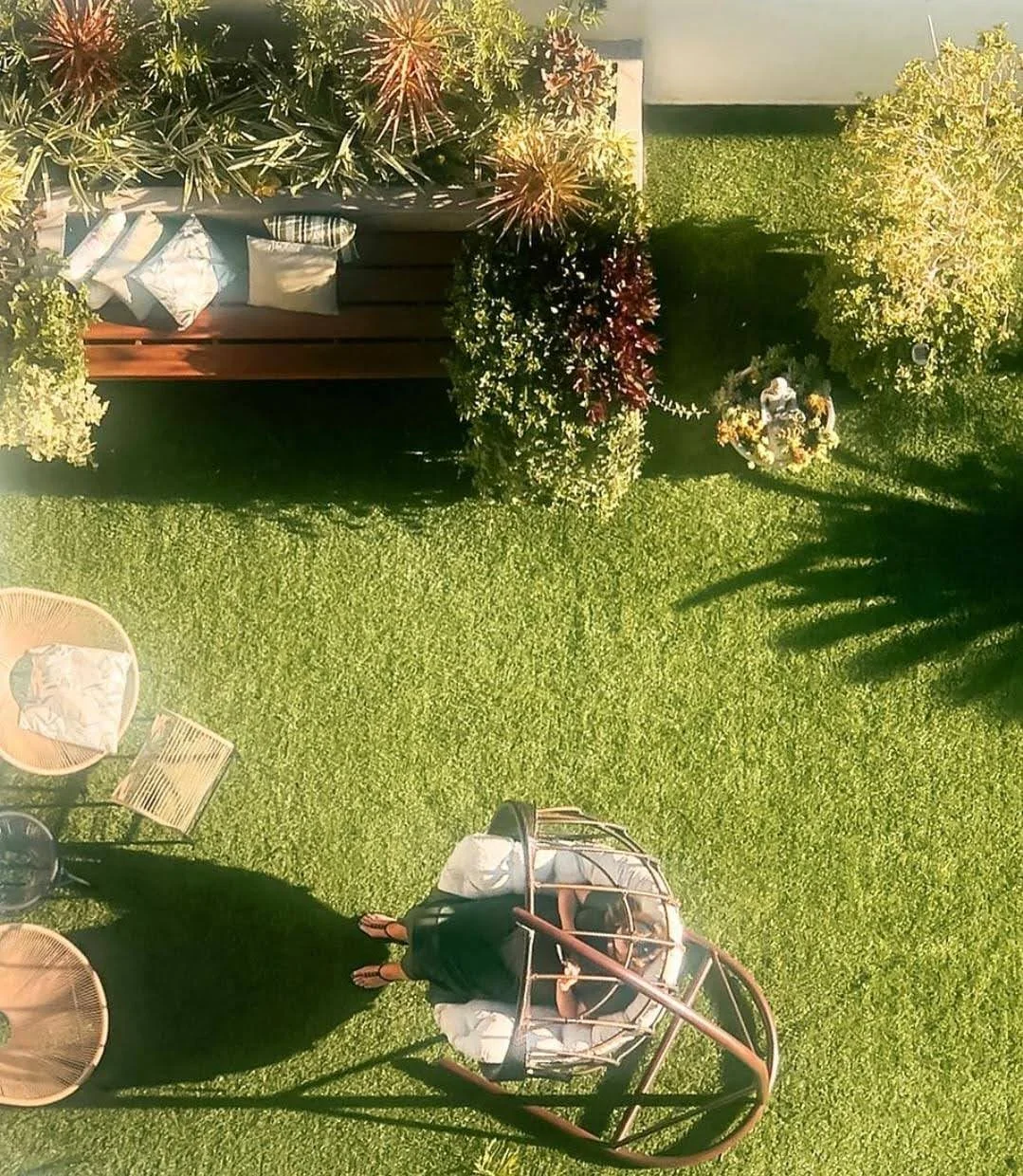 Jardim decorado com grama sintética e paisagismo