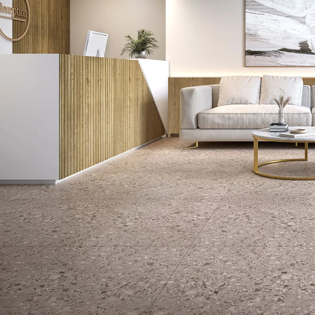 Ambiente com piso laminado Eucafloor em tom amadeirado médio