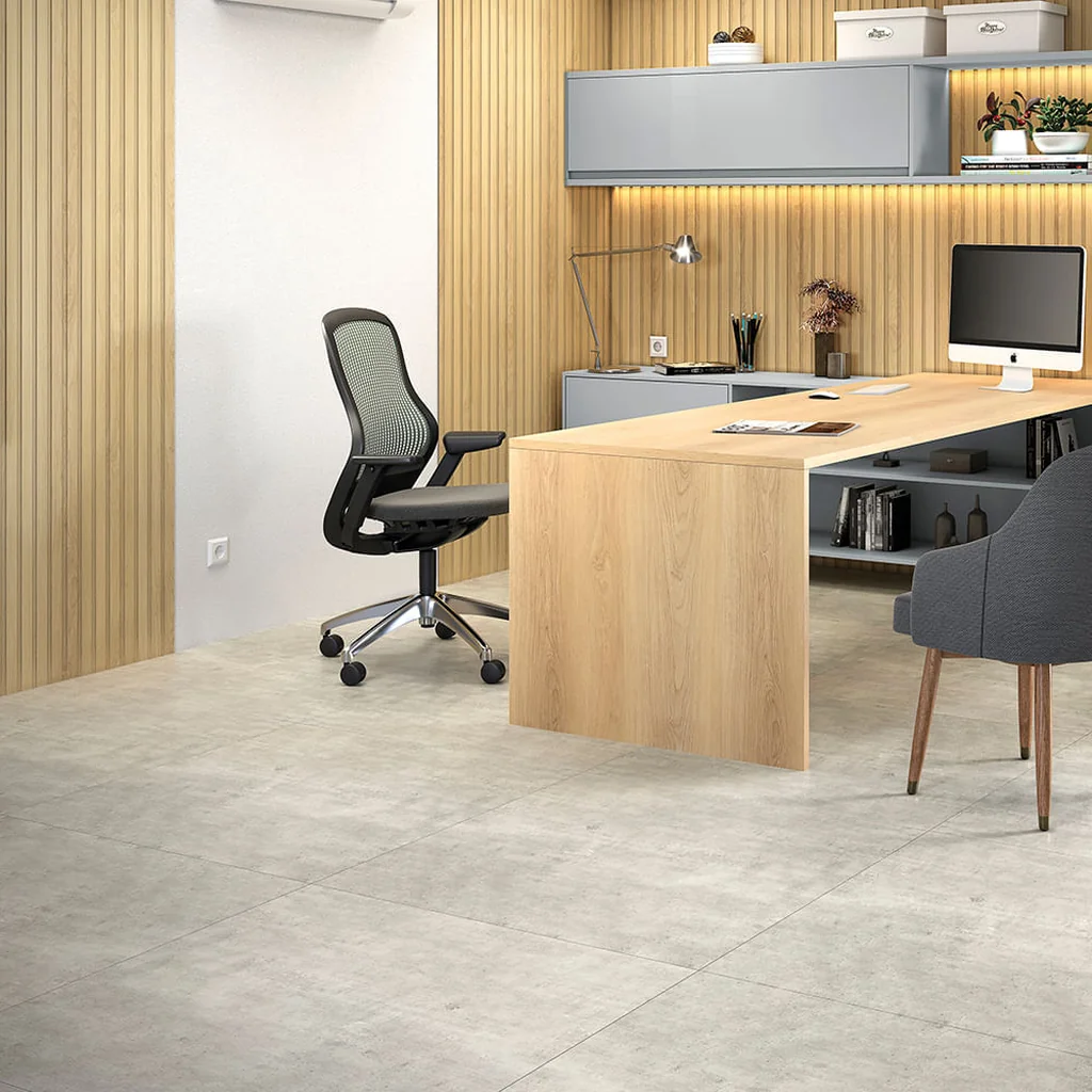 Piso laminado Eucafloor aplicado em ambiente comercial