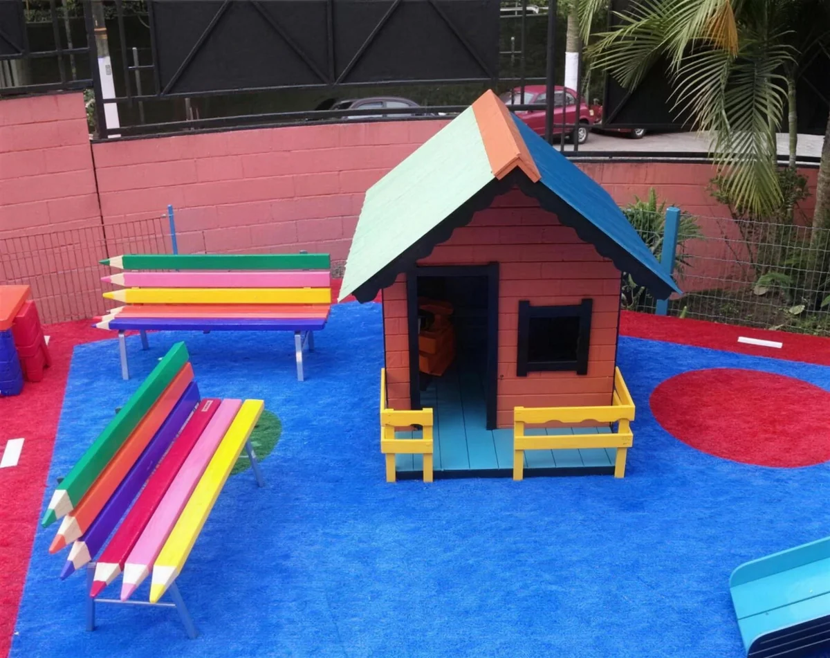 Área infantil com grama sintética colorida vibrante