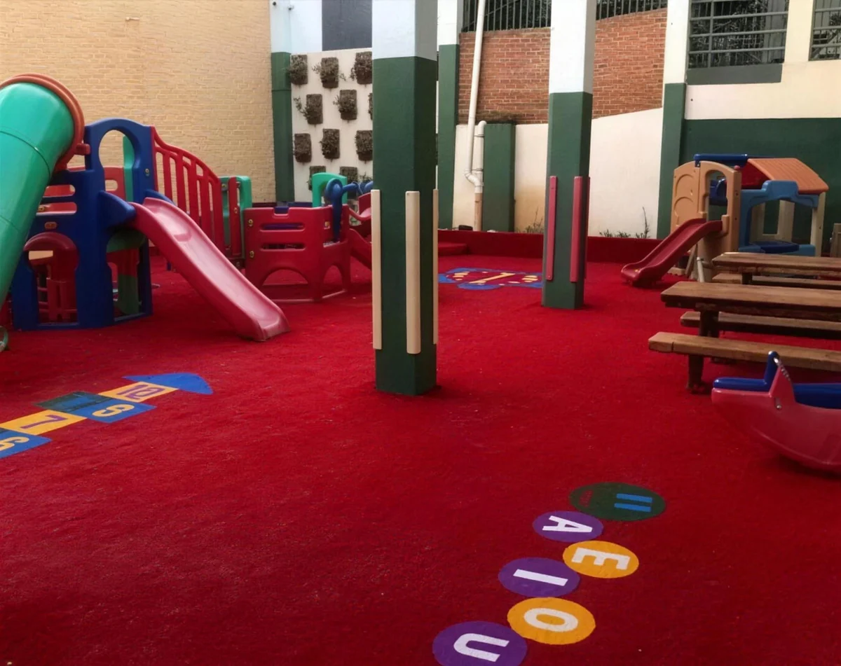 Playground com grama sintética colorida