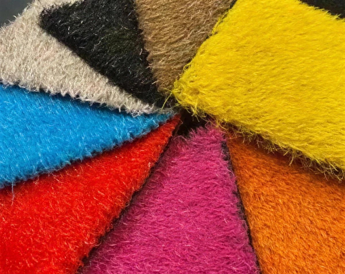 Cenário temático com grama sintética colorida