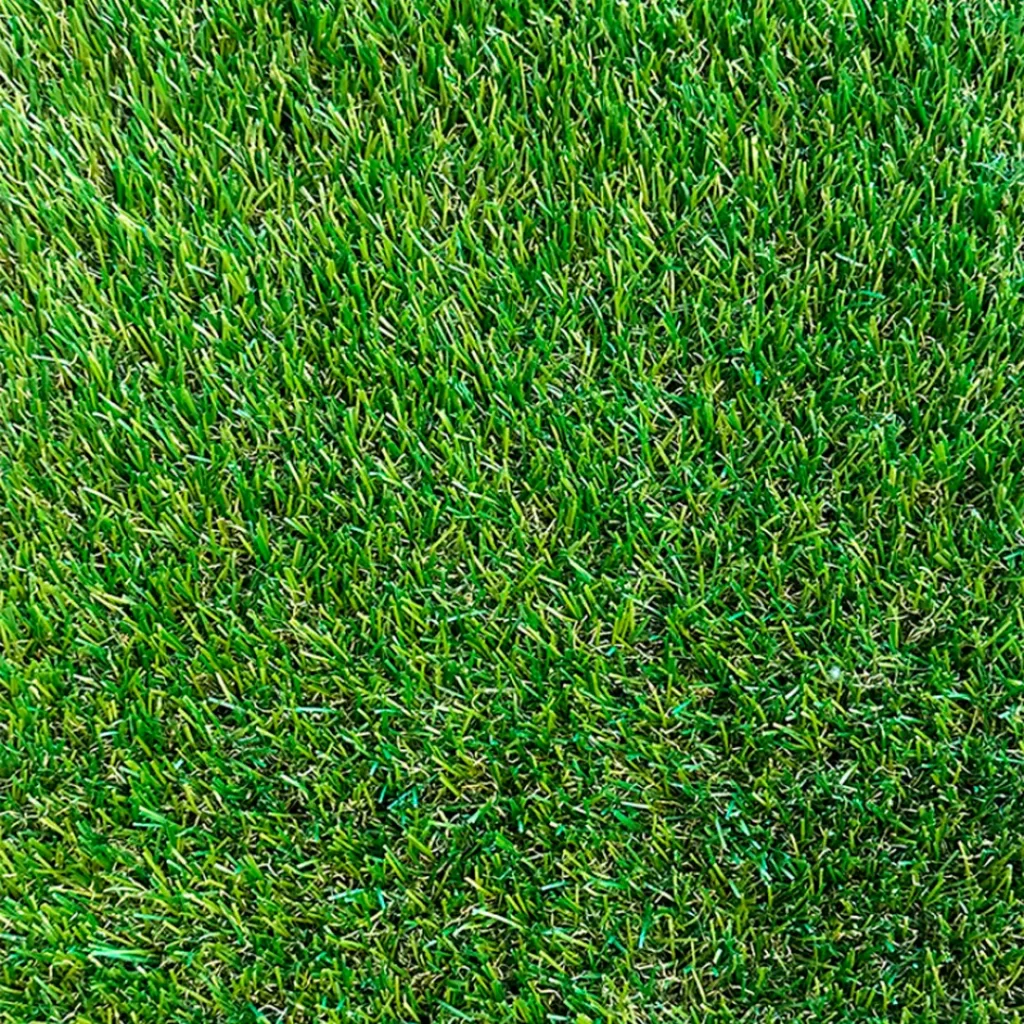 Grama sintética decorativa Innovagrass com visual de gramado natural