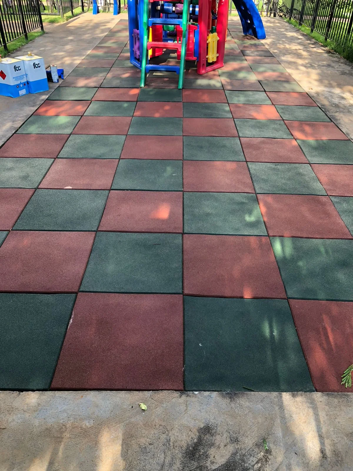 Espaço infantil com piso de borracha colorido antiderrapante